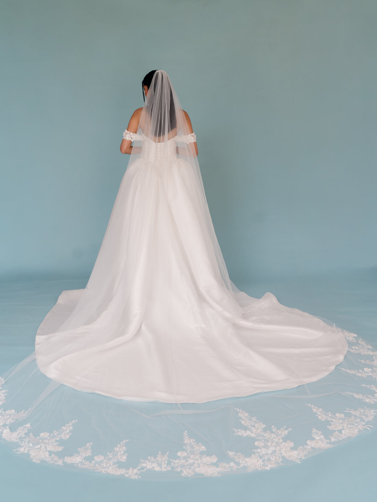 Long veil with lace motifs scattered around the bottom area.