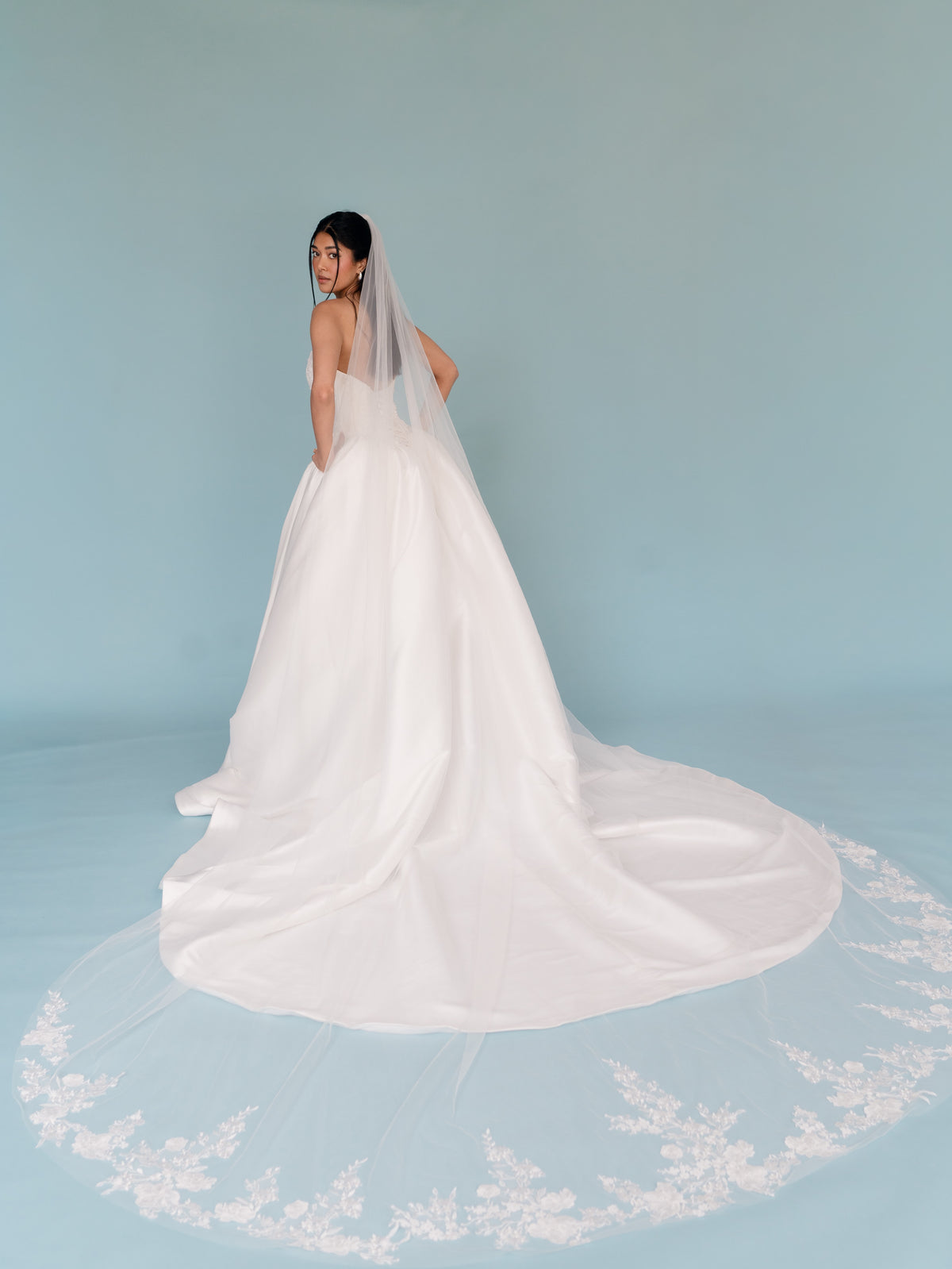 Long veil with lace motifs scattered around the bottom area.